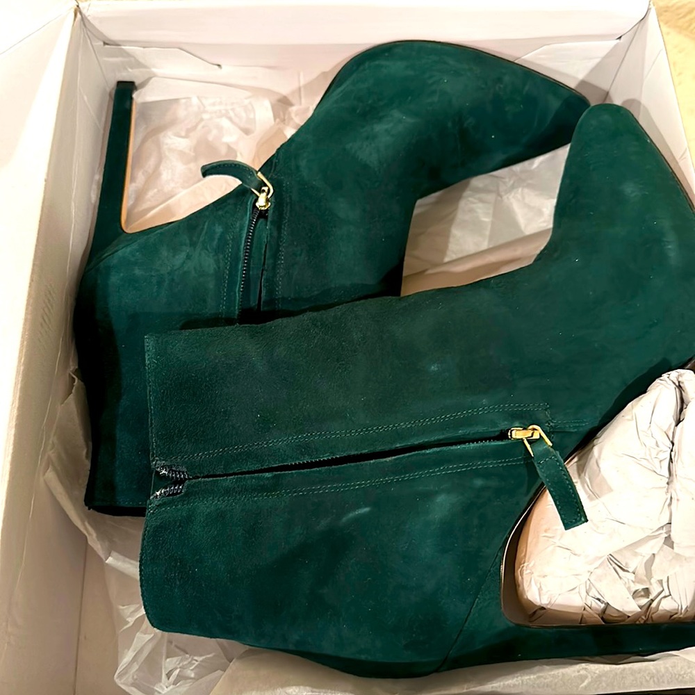 Nine West hunter green suede booties